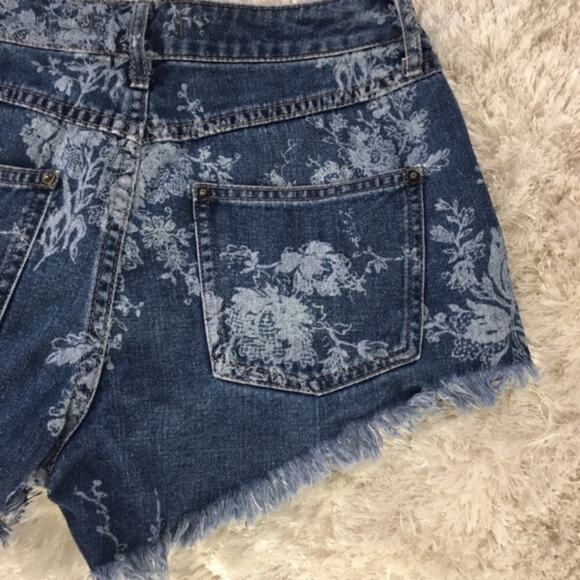 Free People Floral Jean Shorts Distressed Sz 25 - Picture 6 of 8